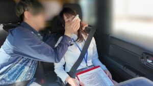 教習中に美人教習官を眠らせ車内で猥褻！オナホ扱いでイラマチオ＆中出しSEXをする鬼畜教習生