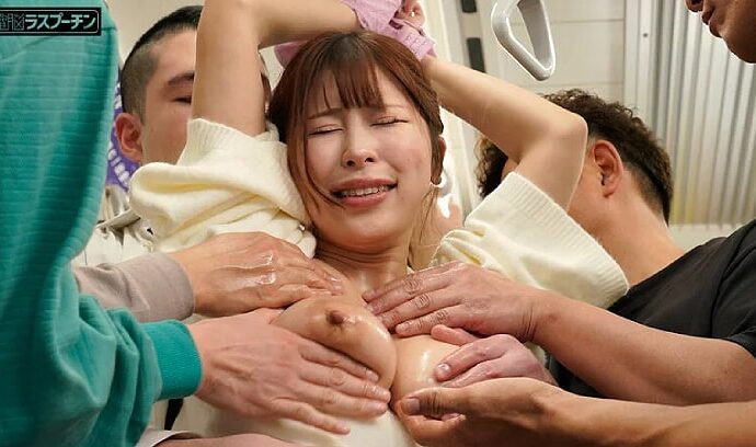 満員電車で爆乳OLの乳首を痴漢する変質者