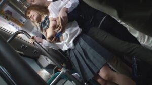 満員バスで背後から巨乳デカ乳輪JKの乳を揉みしだき乳首をコネくり回しチンポをブチ込み犯す痴漢師