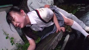 野ションするJKを襲って即ハメ野外レイプ！泣いて逃げようが押さえつけガン突きで犯しまくる鬼畜レイパー